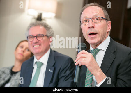 (L-R) Anouk Agnes Stellvertretender Generaldirektor des Verbandes der luxemburgischen Fondsindustrie (ALFI), S.E. Herr Pierre Gramegna, Finanzminister des Großherzogtums Luxemburg, und Robert Scharfe Chief Executive Officer der Luxemburger Börse, sprechen während eines Luxemburger Finanzseminars am 29. November 2017 in Tokio, Japan. Prinzessin Alexandra kam mit seiner Königlichen Hoheit, dem Großherzog Henri von Luxemburg, nach Japan, um die Beziehungen zwischen den beiden Nationen zu stärken. Quelle: Rodrigo Reyes Marin/AFLO/Alamy Live News Stockfoto