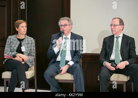 (L-R) Anouk Agnes Stellvertretender Generaldirektor des Verbandes der luxemburgischen Fondsindustrie (ALFI), S.E. Herr Pierre Gramegna, Finanzminister des Großherzogtums Luxemburg, und Robert Scharfe Chief Executive Officer der Luxemburger Börse, sprechen während eines Luxemburger Finanzseminars am 29. November 2017 in Tokio, Japan. Prinzessin Alexandra kam mit seiner Königlichen Hoheit, dem Großherzog Henri von Luxemburg, nach Japan, um die Beziehungen zwischen den beiden Nationen zu stärken. Quelle: Rodrigo Reyes Marin/AFLO/Alamy Live News Stockfoto