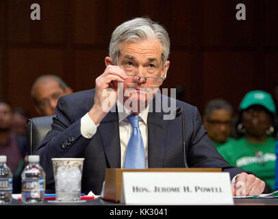 Jerome H. Powell gibt am Dienstag, den 28. November 2017, vor dem Senatsausschuss für Banken, Wohnungsbau und Stadtentwicklung der Vereinigten Staaten Zeugenaussagen über seine Ernennung zum Vorsitzenden des Board of Governors des Federal Reserve Systems auf dem Capitol Hill in Washington, DC. Quelle: Ron Sachs / CNP - KEIN KABELSERVICE · Foto: Ron Sachs/Consolidated/dpa Stockfoto
