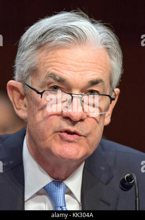 Jerome H. Powell gibt am Dienstag, den 28. November 2017, vor dem Senatsausschuss für Banken, Wohnungsbau und Stadtentwicklung der Vereinigten Staaten Zeugenaussagen über seine Ernennung zum Vorsitzenden des Board of Governors des Federal Reserve Systems auf dem Capitol Hill in Washington, DC. Quelle: Ron Sachs / CNP - KEIN KABELSERVICE · Foto: Ron Sachs/Consolidated News Photos/Ron Sachs - CNP Stockfoto