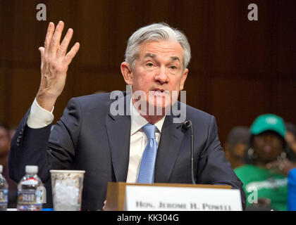 Jerome H. Powell gibt am Dienstag, den 28. November 2017, vor dem Senatsausschuss für Banken, Wohnungsbau und Stadtentwicklung der Vereinigten Staaten Zeugenaussagen über seine Ernennung zum Vorsitzenden des Board of Governors des Federal Reserve Systems auf dem Capitol Hill in Washington, DC. Quelle: Ron Sachs / CNP - KEIN KABELSERVICE · Foto: Ron Sachs/Consolidated News Photos/Ron Sachs - CNP Stockfoto