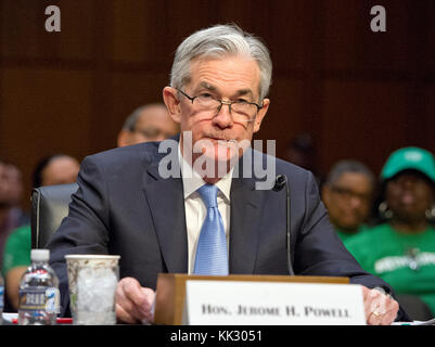 Jerome H. Powell gibt am Dienstag, den 28. November 2017, vor dem Senatsausschuss für Banken, Wohnungsbau und Stadtentwicklung der Vereinigten Staaten Zeugenaussagen über seine Ernennung zum Vorsitzenden des Board of Governors des Federal Reserve Systems auf dem Capitol Hill in Washington, DC. Quelle: Ron Sachs / CNP - KEIN KABELSERVICE · Foto: Ron Sachs/Consolidated News Photos/Ron Sachs - CNP Stockfoto
