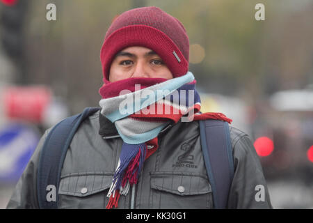 London, Großbritannien. 29 Nov, 2017. morgen Pendler in Westminster Schauer in der kalten Temperaturen unter dem Gefrierpunkt in der Hauptstadt und in Teilen des Vereinigten Königreichs credit Drop: Amer ghazzal/alamy leben Nachrichten Stockfoto