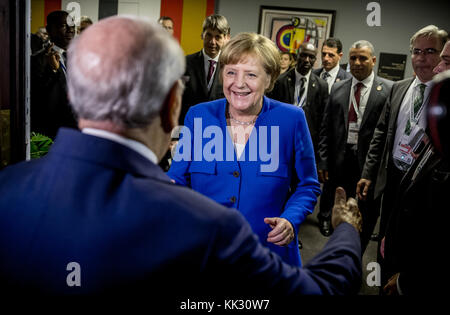 Bundeskanzlerin Angela Merkel begrüßt den tunesischen Präsidenten Beji Caid el Sebsi anlässlich des Afrika-EU-Gipfels am 28. November 2017 in Abidjan, Elfenbeinküste, mit einer Umarmung zu seinem 91. Geburtstag. Unter anderem werden die Staats- und Regierungschefs der Afrikanischen Union und der Europäischen Union auf dem Afrika-EU-Gipfel über die Themen Jugend und Demografie diskutieren. Der zweitägige Gipfel von 80 staaten findet in Abidjan, der Wirtschaftsmetropole der westafrikanischen Elfenbeinküste, statt. Foto: Michael Kappeler/dpa Stockfoto