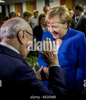 Bundeskanzlerin Angela Merkel begrüßt den tunesischen Präsidenten Beji Caid el Sebsi anlässlich des Afrika-EU-Gipfels am 28. November 2017 in Abidjan, Elfenbeinküste, mit einer Umarmung zu seinem 91. Geburtstag. Unter anderem werden die Staats- und Regierungschefs der Afrikanischen Union und der Europäischen Union auf dem Afrika-EU-Gipfel über die Themen Jugend und Demografie diskutieren. Der zweitägige Gipfel von 80 staaten findet in Abidjan, der Wirtschaftsmetropole der westafrikanischen Elfenbeinküste, statt. Foto: Michael Kappeler/dpa Stockfoto