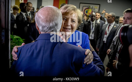 Bundeskanzlerin Angela Merkel begrüßt den tunesischen Präsidenten Beji Caid el Sebsi anlässlich des Afrika-EU-Gipfels am 28. November 2017 in Abidjan, Elfenbeinküste, mit einer Umarmung zu seinem 91. Geburtstag. Unter anderem werden die Staats- und Regierungschefs der Afrikanischen Union und der Europäischen Union auf dem Afrika-EU-Gipfel über die Themen Jugend und Demografie diskutieren. Der zweitägige Gipfel von 80 staaten findet in Abidjan, der Wirtschaftsmetropole der westafrikanischen Elfenbeinküste, statt. Foto: Michael Kappeler/dpa Stockfoto