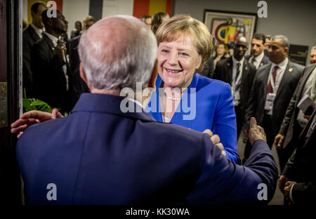 Bundeskanzlerin Angela Merkel begrüßt den tunesischen Präsidenten Beji Caid el Sebsi anlässlich des Afrika-EU-Gipfels am 28. November 2017 in Abidjan, Elfenbeinküste, mit einer Umarmung zu seinem 91. Geburtstag. Unter anderem werden die Staats- und Regierungschefs der Afrikanischen Union und der Europäischen Union auf dem Afrika-EU-Gipfel über die Themen Jugend und Demografie diskutieren. Der zweitägige Gipfel von 80 staaten findet in Abidjan, der Wirtschaftsmetropole der westafrikanischen Elfenbeinküste, statt. Foto: Michael Kappeler/dpa Stockfoto