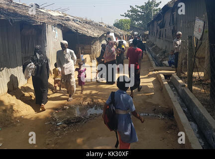 Kutupalong, Bangladesch. November 2017. Blick auf die Straße im Flüchtlingslager Rohingya in Kutupalong, Bangladesch, 28. November 2017. Quelle: Nick Kaiser/dpa/Alamy Live News Stockfoto