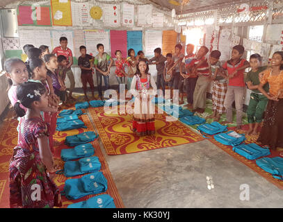 Balukhali, Bangladesch. November 2017. Ein Mädchen spielt ein Spiel im „Lernzentrum“ der UN-Kinderhilfsorganisation UNICEF im Flüchtlingslager Rohingya in Balukhali, Bangladesch, 28. November 2017. Etwa 60 Prozent der Rohingya-Flüchtlinge sind Kinder. Quelle: Nick Kaiser/dpa/Alamy Live News Stockfoto