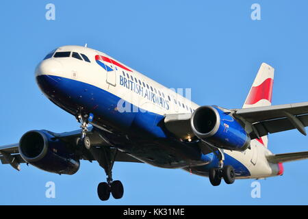 British Airways Airbus A319 G-EUPU landet auf dem Flughafen London Heathrow, Vereinigtes Königreich Stockfoto