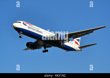 British Airways Boeing 767 G-BZHB Landung in London Heathrow Flughafen, Großbritannien Stockfoto