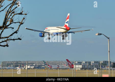 British Airways Airbus A319 G-eupc Landung in London Heathrow Flughafen, Großbritannien Stockfoto