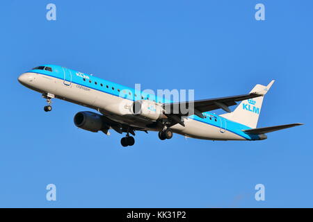 KLM Cityhopper Embraer 190/195 PH-EXA Landung in London Heathrow Flughafen, Großbritannien Stockfoto