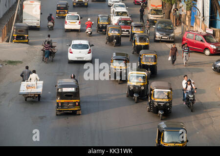 Hohe Betrachtungswinkel von Auto-rikschas (Tuk Tuks) und anderen Datenverkehr in Versova, Mumbai, Indien Stockfoto