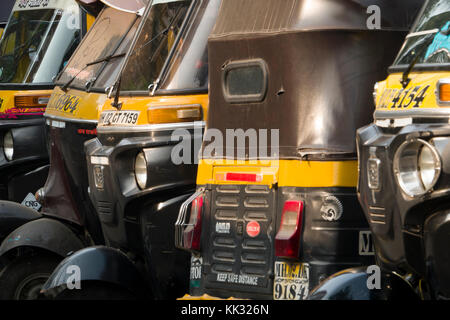 Auto-rikschas aufgereiht auf Juhu Versova Straße, Mumbai Stockfoto