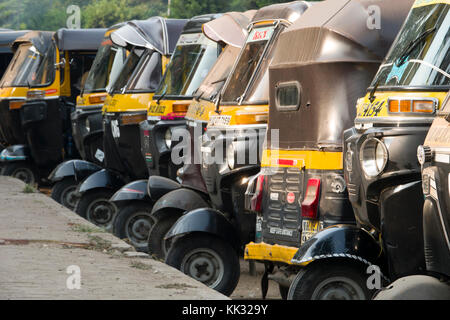 Auto-rikschas aufgereiht auf Juhu Versova Straße, Mumbai Stockfoto