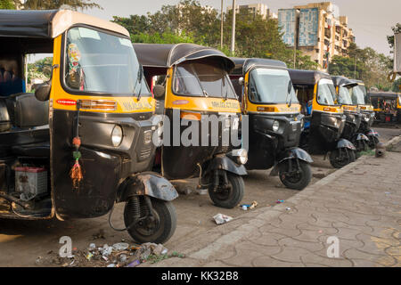 Auto-rikschas aufgereiht auf Juhu Versova Straße, Mumbai Stockfoto