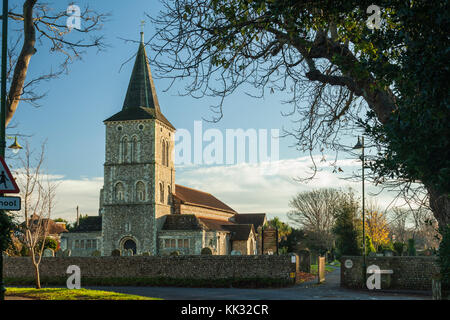 Herbst morgen in St. Michael und alle Engel Kirche in Southwick, West Sussex, England. Stockfoto