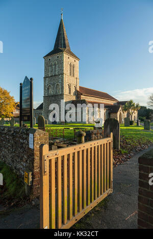 Herbst morgen in St. Michael und alle Engel Kirche in Southwick, West Sussex, England. Stockfoto