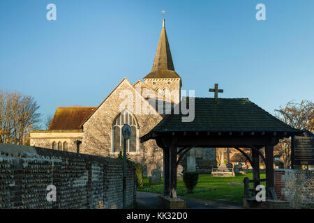 Herbst morgen in St. Michael und alle Engel Kirche in Southwick, West Sussex, England. Stockfoto