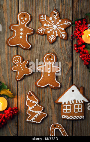 Weihnachtsplätzchen auf einem Holztisch, Ansicht von oben. hausgemachtes Gebäck in verschiedenen Formen Stockfoto