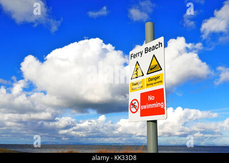 Schild am Strand Warnung vor steilen Hang und starke Strömungen gegen Wolke erfüllte Winter sky, Fähre Strand, Fleetwood, Lancashire, Großbritannien Stockfoto