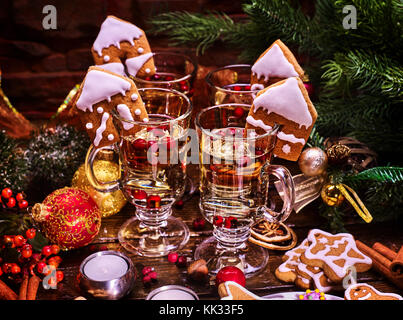Cookies Stanzung auf noch das neue Jahr - Leben. Die Zweigniederlassungen mit Weihnachten Kugeln dekoriert Fichte. Urlaub für Freunde im Cafe. Stockfoto