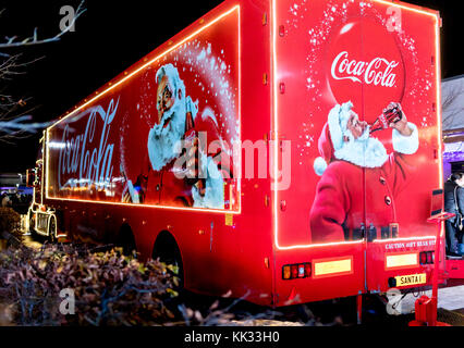 Coca-Cola Weihnachtstruck in der Nacht in der UK, die traditionellen Santa Claus oder der Weihnachtsmann hält eine Flasche Cola Stockfoto