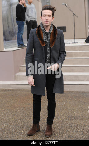 Nick Grimshaw besucht die Burberry Prorsum Menswear Herbst/Winter 2014 fashion show auf Kensington Gardens in London. 8. Dezember 2014 © Paul Treadway Stockfoto