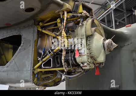 Garrett T76-G 10/12 turboprop Engine auf einem Nordamerikanischen OV-10 Bronco, Restaurierung, Duxford, England. Stockfoto