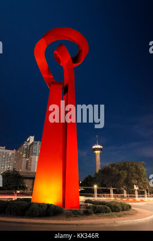 La Antorcha de La Amistad, begrüßen die Besucher und Touristen in die Stadt San Antonio, Texas mit dem Turm von Amerika über beobachten im Hintergrund Stockfoto