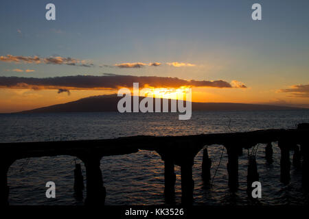Sonnenuntergang am Mala Hafen auf Maui mit Blick auf Lanai in der Ferne. Stockfoto