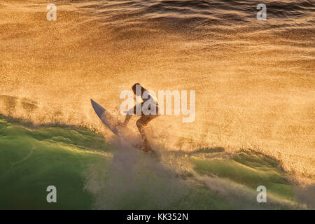 Surfen in Honolua Bay auf Maui bei Sonnenuntergang. Stockfoto