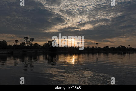 Sonnenuntergang auf dem okavango Fluss in Namibia Stockfoto