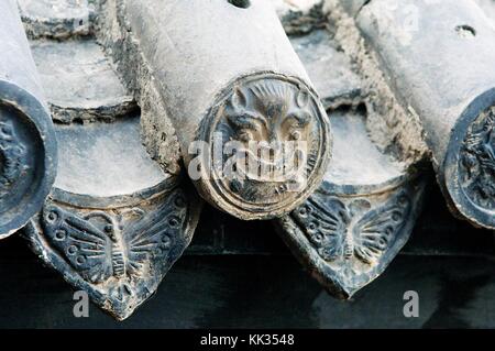 Schmetterling Drachen Kopf Dach Fliesen Motiv in Xingguo Kloster auf tausend-Buddha-Berg, Qianfo Shan, Jinan City, Shandong, China Stockfoto