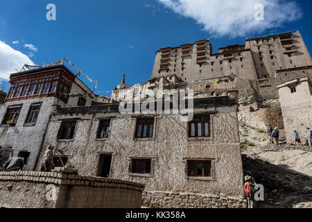 DER LEH-PALAST wurde ursprünglich im 16. Jahrhundert von Sengge Namgyal erbaut und vor kurzem wieder aufgebaut - LEH, LADAKH, INDIEN Stockfoto