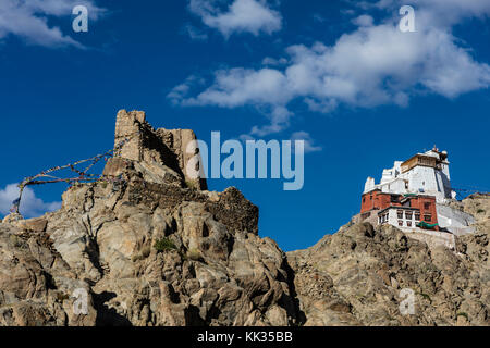 DAS KLOSTER LEH GOMPA oder Namgyal Tsemo liegt auf einem Hügel über der Stadt - LEH, LADAKH, INDIEN Stockfoto