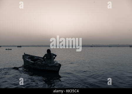 Varanasi, Indien - 15. März 2016: horizontal, schwarz-weiss Bild der indischen Frau im Boot vor dem Sonnenaufgang am Ganges in Varanasi, Indi Stockfoto