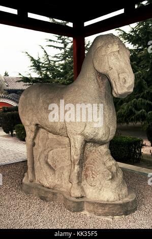 Konkubinen Mausoleum in der Nähe von Xi ' an, Provinz Shaanxi, China. Alten Stein Pferd Trampling Hun Soldat stammt aus der westlichen Han-Dynastie Stockfoto