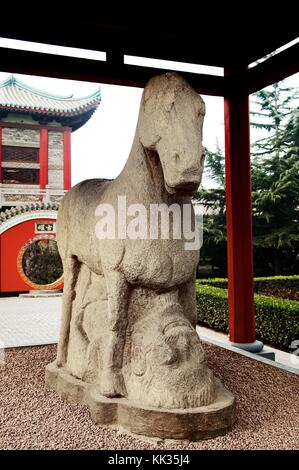 Konkubinen Mausoleum in der Nähe von Xi ' an, Provinz Shaanxi, China. Alten Stein Pferd Trampling Hun Soldat stammt aus der westlichen Han-Dynastie Stockfoto