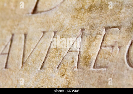 Pavia, Italien. 11. November 2017. Rythmische Epitaph auf dem Marmor Grabstein der Lombard King Cuniperto (auch als Cuningpert, Cunicpert, Cuninopert) Stockfoto