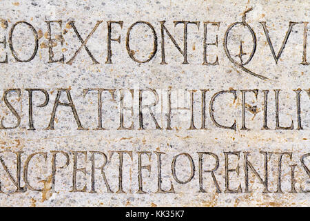 Pavia, Italien. 11. November 2017. Rythmische Epitaph auf dem Marmor Grabstein der Lombard King Cuniperto (auch als Cuningpert, Cunicpert, Cuninopert) Stockfoto