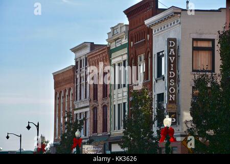 Ein Blick auf Glen Street (Hauptstraße), dem zentralen Geschäftsviertel in der Innenstadt von Glens in Upstate New York fällt, usa während der Weihnachtszeit. Stockfoto