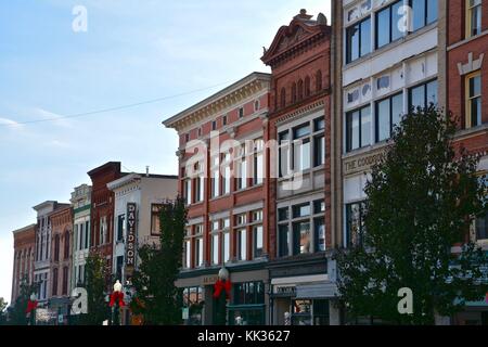 Ein Blick auf Glen Street (Hauptstraße), dem zentralen Geschäftsviertel in der Innenstadt von Glens in Upstate New York fällt, usa während der Weihnachtszeit. Stockfoto