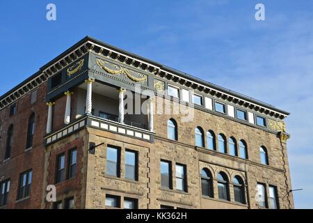 Ein Blick auf Glen Street (Hauptstraße), dem zentralen Geschäftsviertel in der Innenstadt von Glens in Upstate New York fällt, usa während der Weihnachtszeit. Stockfoto