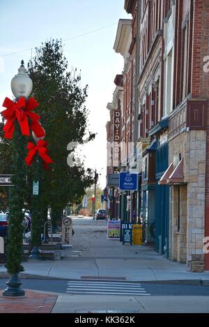 Ein Blick auf Glen Street (Hauptstraße), dem zentralen Geschäftsviertel in der Innenstadt von Glens in Upstate New York fällt, usa während der Weihnachtszeit. Stockfoto