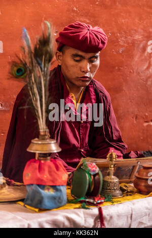 Ein Mönch liest die buddhistischen Schriften im HEMIS-KLOSTER, das 1672 v. Chr. gegründet wurde - LEH-TAL, LADAKH Stockfoto