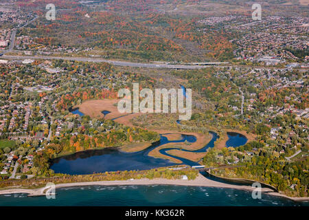 Eine Luftaufnahme des Rouge River im Rouge National Urban Park am Lake Ontario. Stockfoto