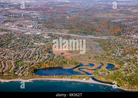 Eine Luftaufnahme des Rouge River im Rouge National Urban Park am Lake Ontario. Stockfoto