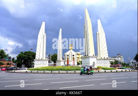 Bangkok, Thailand, 21.Oktober 2017 - Touristen mit grünen tuk tuk Taxi oder Samlor für Reisen rund um die Stadt an der Demokratie Denkmal, Bangkok, Thailand Stockfoto
